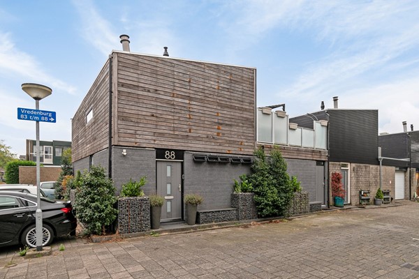 Verkocht: Hele leuke en recentelijk gemoderniseerde patiowoning met slaapkamer op de begane grond, patiotuin en dakterras, gelegen aan de rand van de wijk Sterrenburg III.